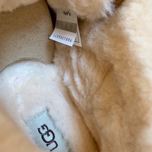 UGG Chestnut Neumel Chukka Boots - Picture 6 of 6